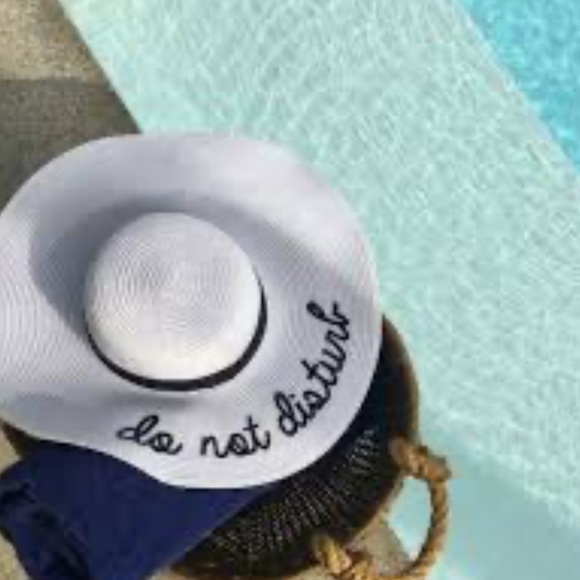 WHITE OVER SIZED DO NOT DISTURB LARGE BRIM EMBROIDERED BEACH HAT - Picture 3 of 9
